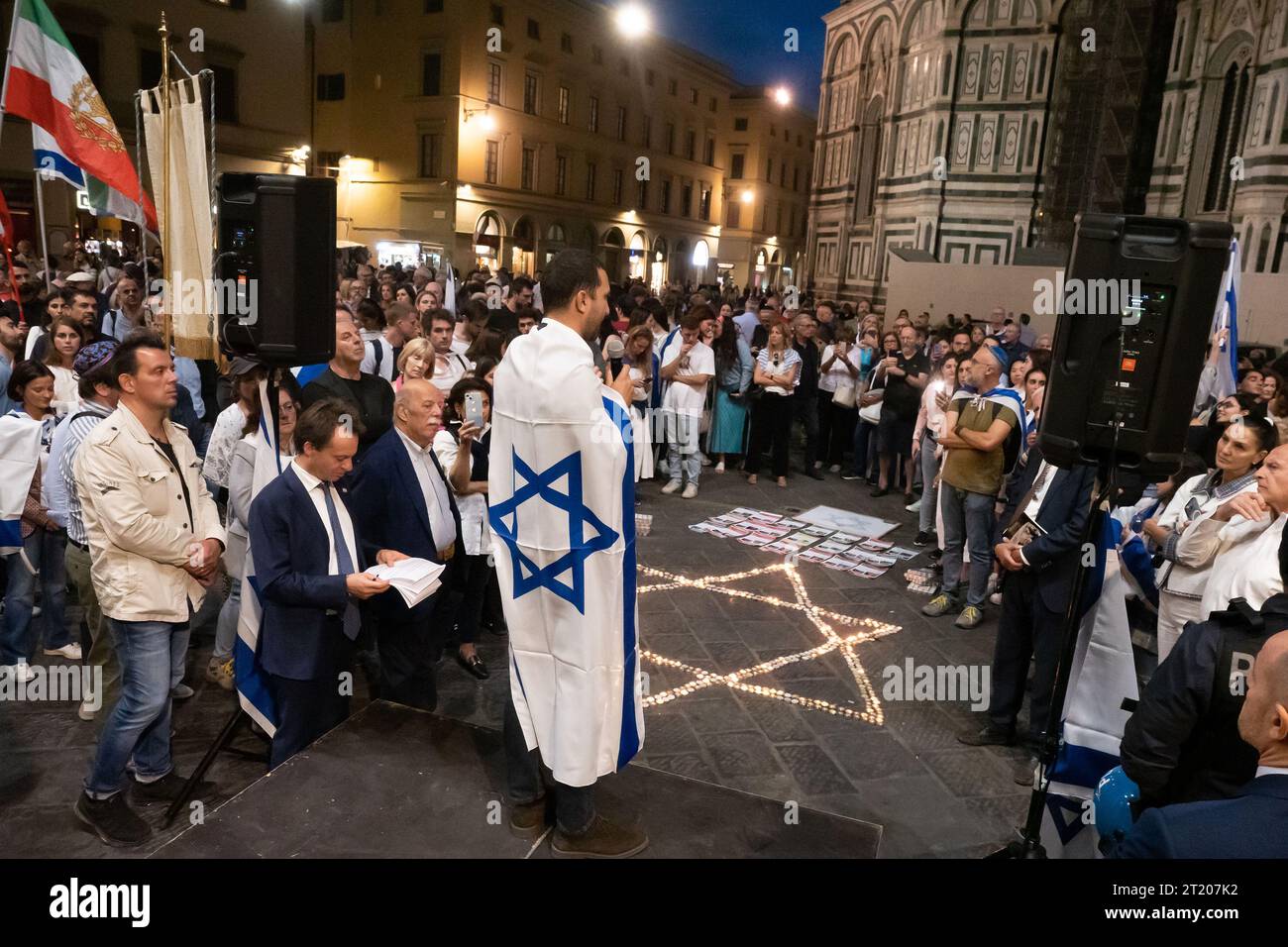 Italy, Florence, October 15, 2023 : Pro Israeli supporters and members of the Jewish community attend a candlelight vigil for Israel and the victims of the deadly attacks by the Palestinian terror organization Hamas. Hamas terrorists killed over 1300 Israeli civilians in the attacks   Photo © Daiano Cristini/Sintesi/Alamy Live News Stock Photo