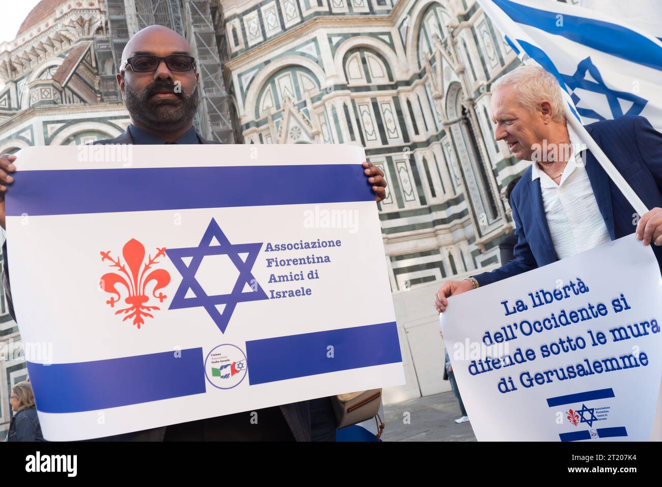 Italy, Florence, October 15, 2023 : Pro Israeli supporters and members of the Jewish community attend a candlelight vigil for Israel and the victims of the deadly attacks by the Palestinian terror organization Hamas. Hamas terrorists killed over 1300 Israeli civilians in the attacks   Photo © Daiano Cristini/Sintesi/Alamy Live News Stock Photo
