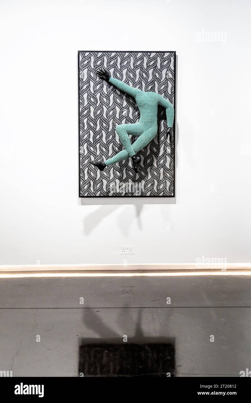 古い木板　展示台　オブジェ　抽象画 らくがきAR」を手掛けたクリエイティブ・スタジオWhateverによる
