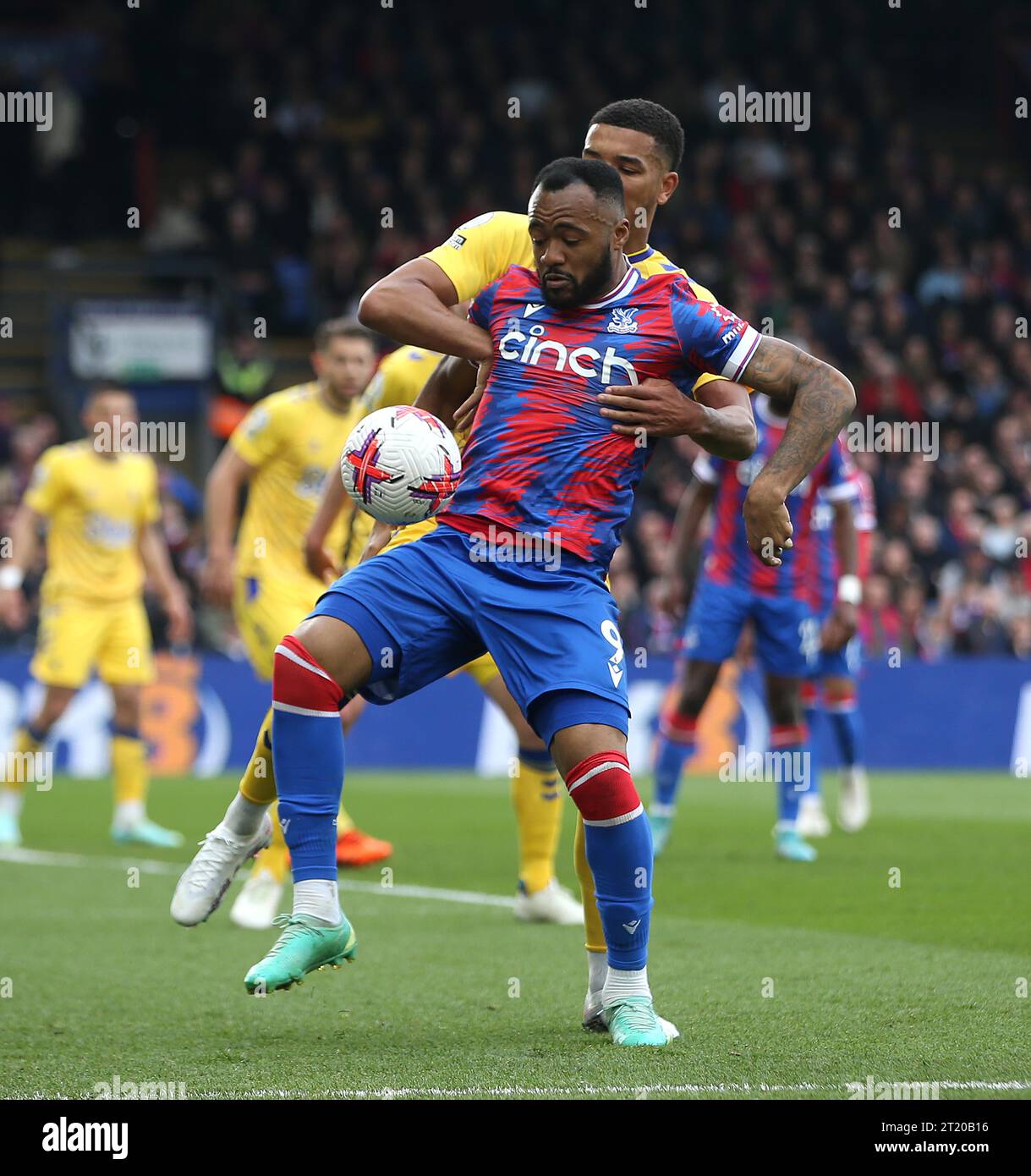 jordan-ayew-of-crystal-palace-battles-mason-holgate-of-everton