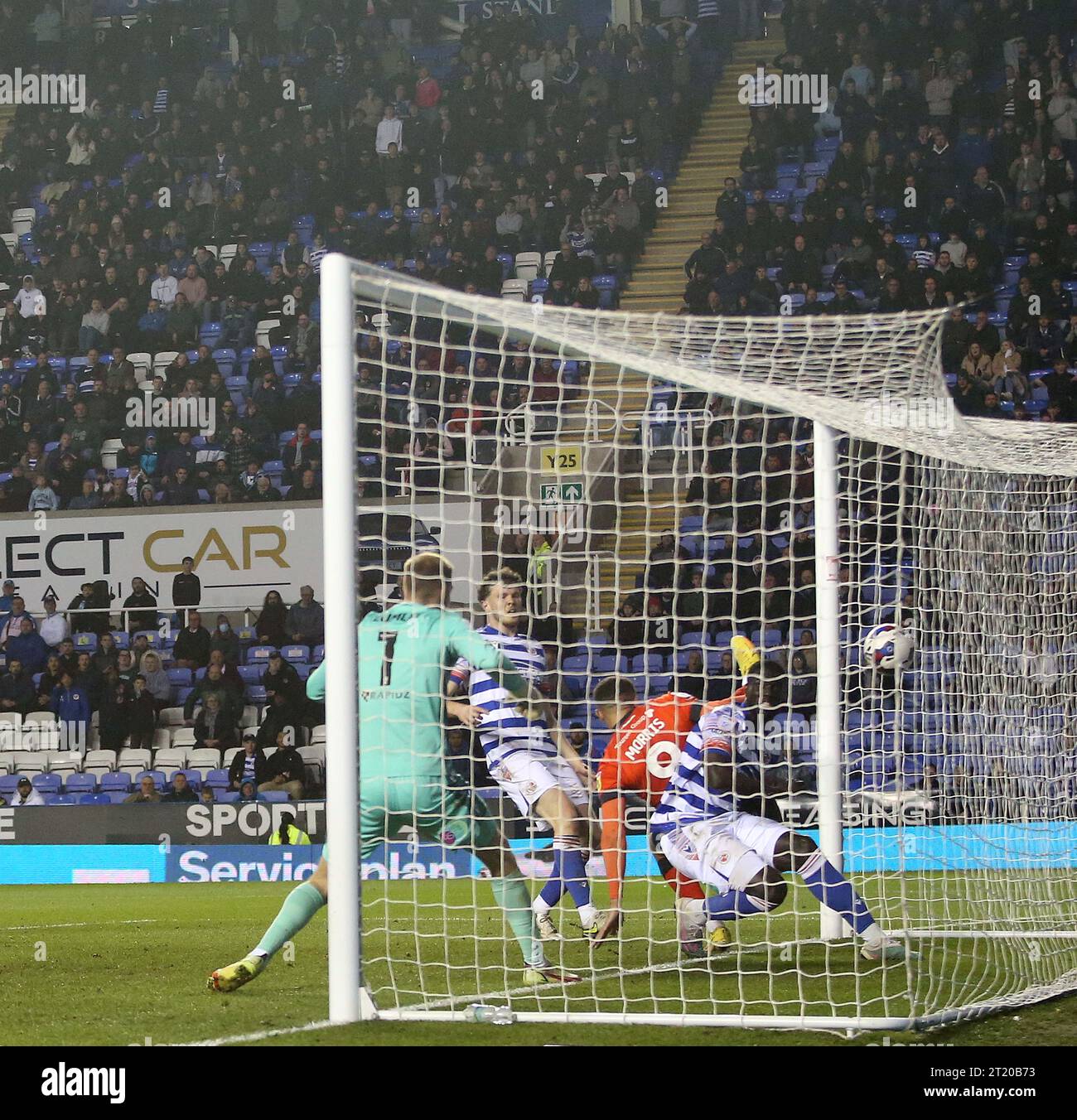 GOAL 1—1, Carlton Morris of Luton Town scores. Reading v Luton Town
