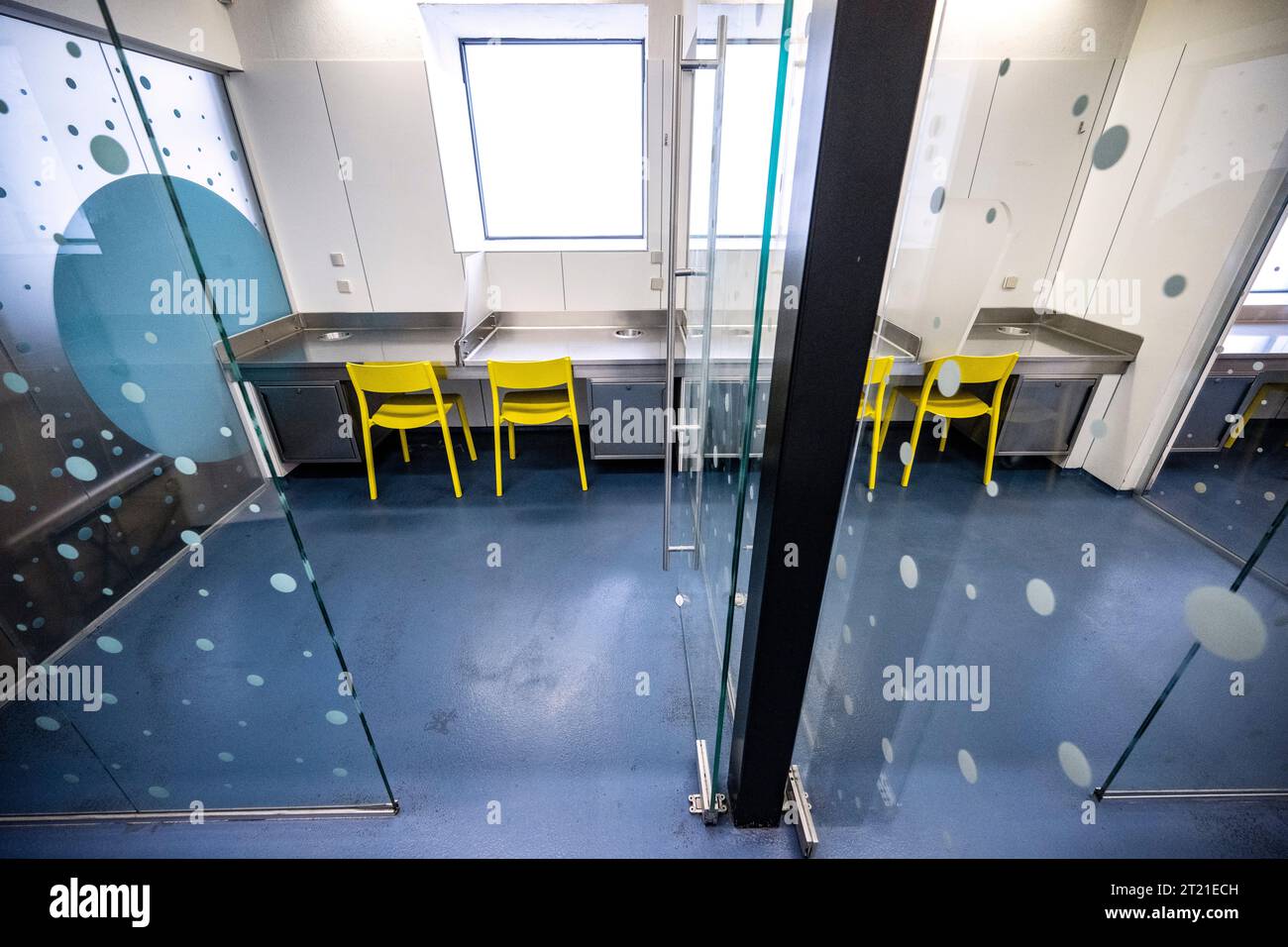 Operations room two people hi-res stock photography and images - Alamy