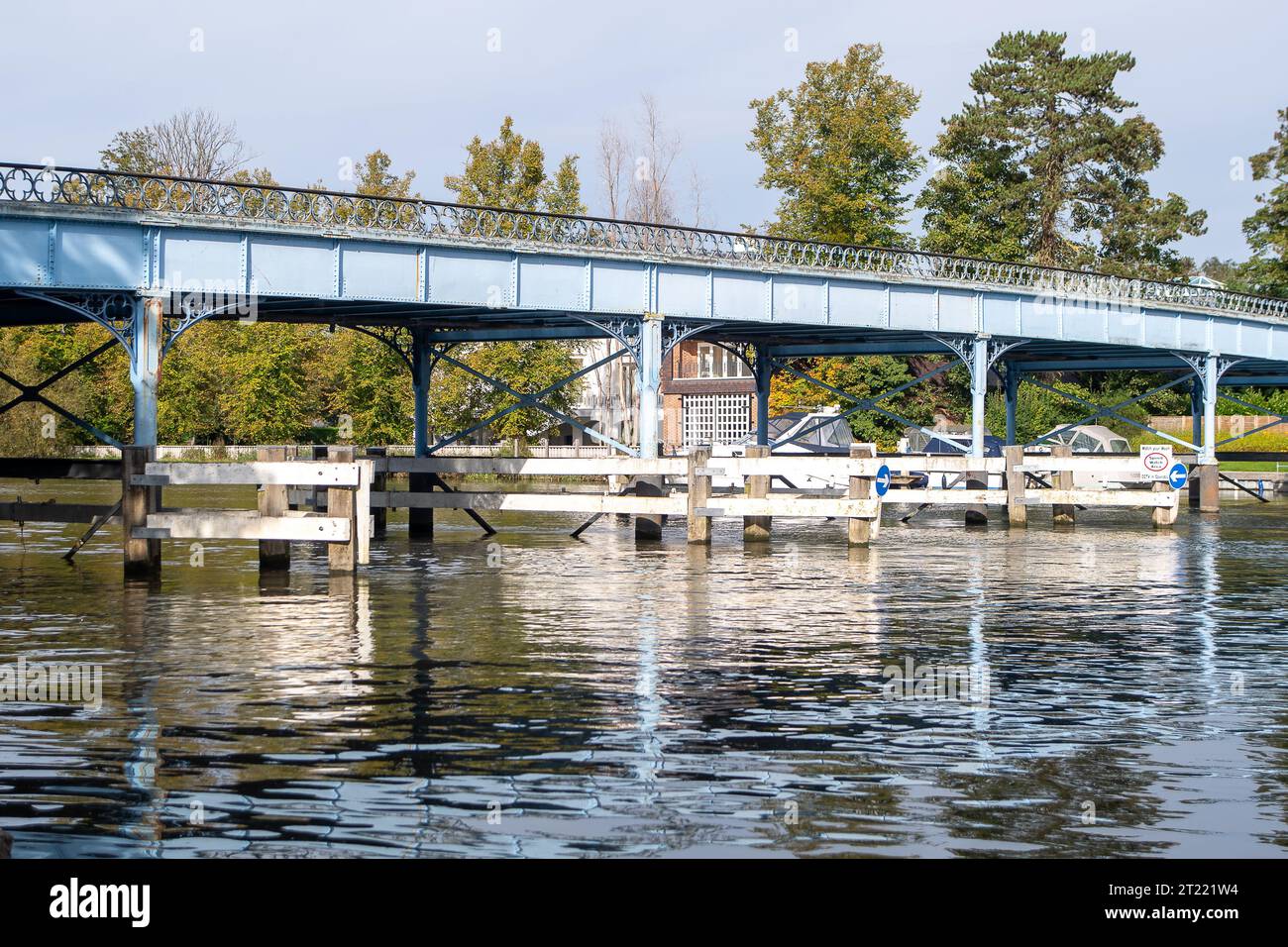 Bridge across thames cookham hi-res stock photography and images - Alamy