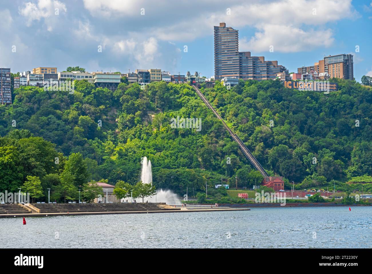 Mt Washington, Pittsburgh, South Side, and the Duquesne Incline, funicular railway. In the foreground is Point State Park and the Fountain Stock Photo