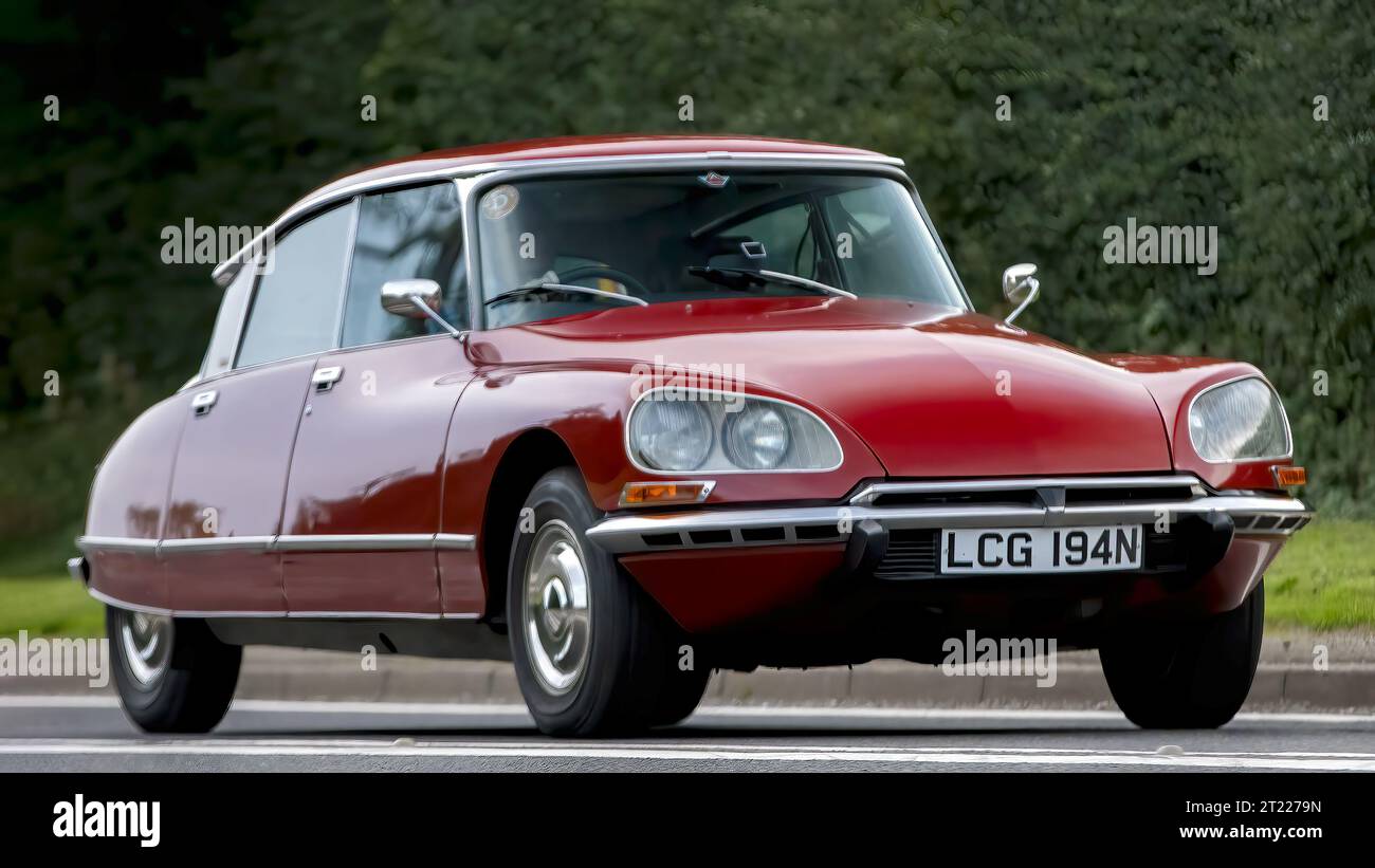 Historic Car Radio In A Citroen Ds 21 Pallas Stock Photo - Alamy