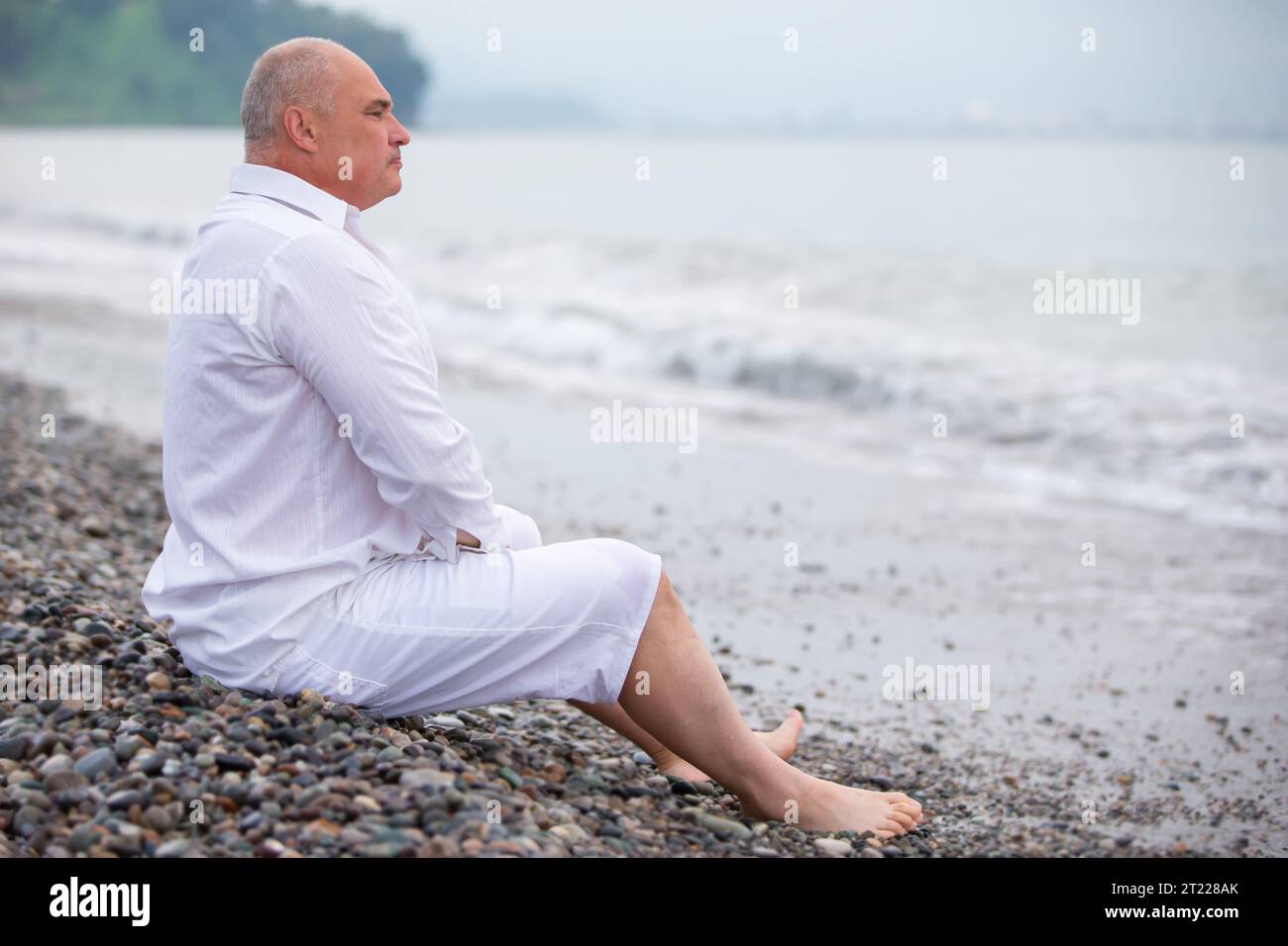 Old man looks at sea hi-res stock photography and images - Alamy