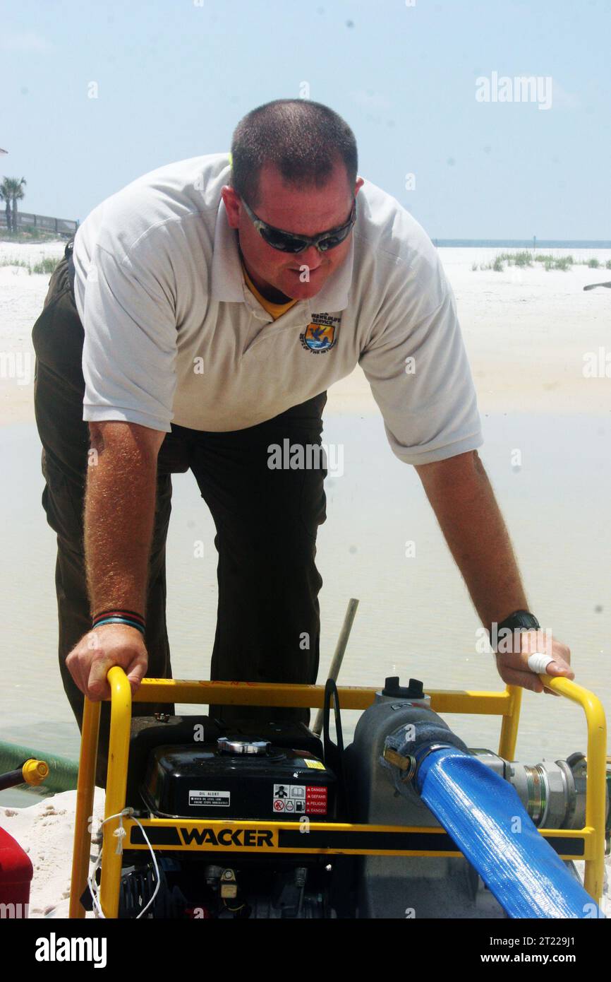 Oil spill barrier hires stock photography and images Alamy