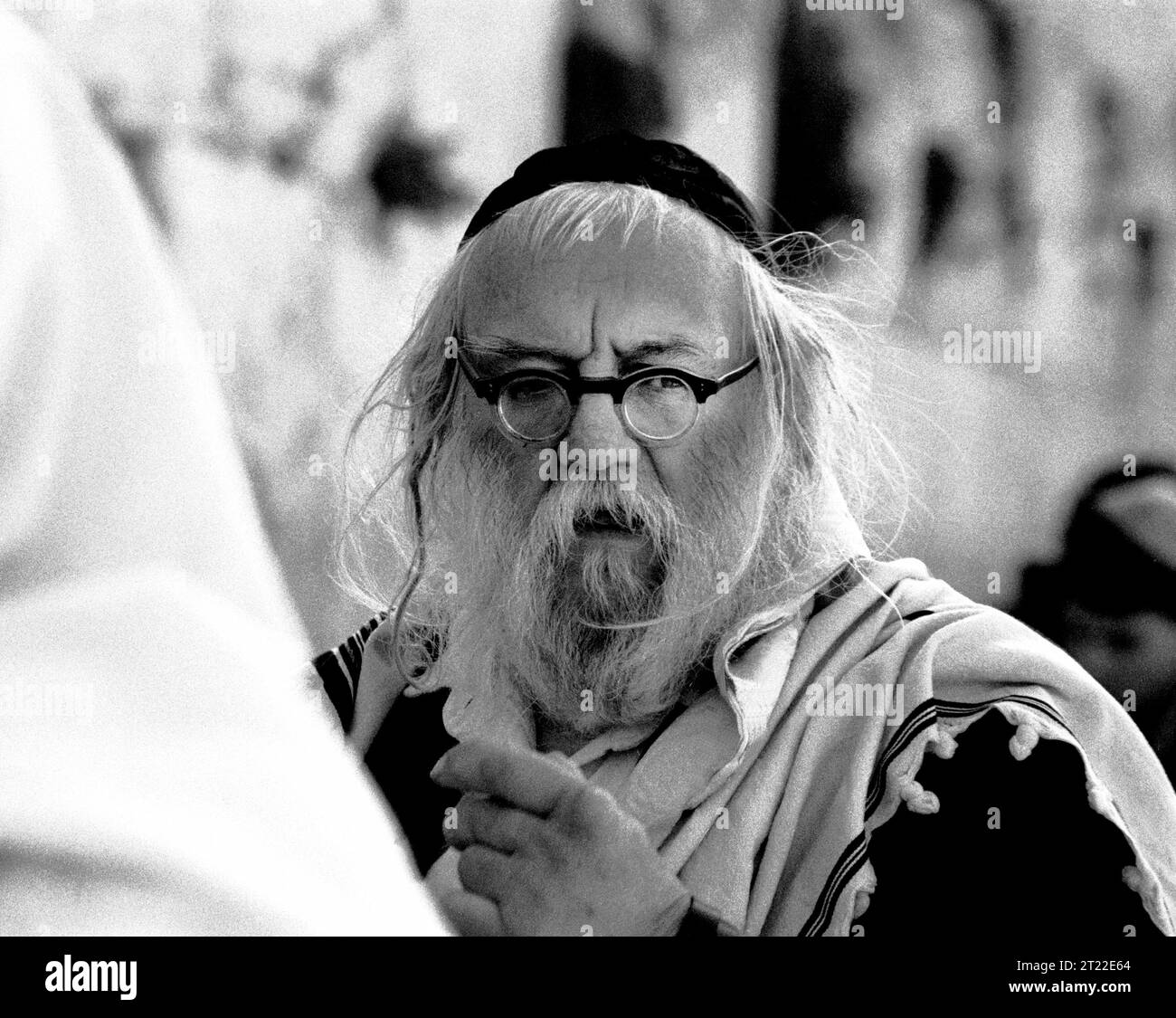 Israel, Jerusalem: a Rabbi prays on the Wailing Wall Stock Photo - Alamy