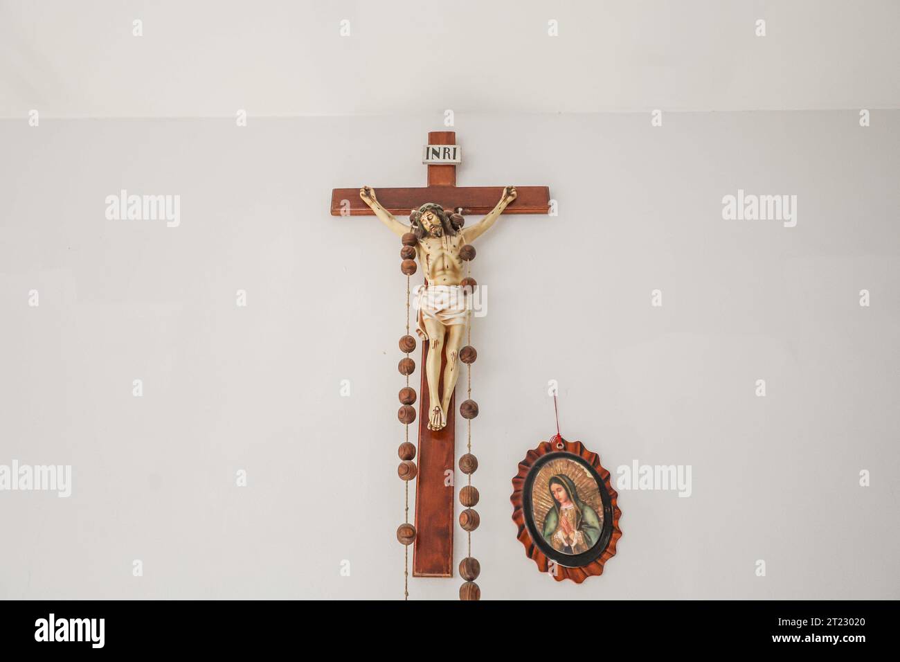 Religious figure of Jesus of Nazareth, Christ, Jesus Christ or simply Jesus on the white wall of the Posada del Buen Samaritano October 14, 2023 in Hermosillo, Mexico. (Photo by Luis Gutierrez/ Norte Photo)  Figura religiosa de Jesús de Nazaret, Cristo, Jesucristo o simplemente Jesús en la pared blanca de la Posada del buen Samaritano 14 octubre 2023 in Hermosillo, Mexico. (Photo by  Luis Gutierrez/ Norte Photo) Stock Photo