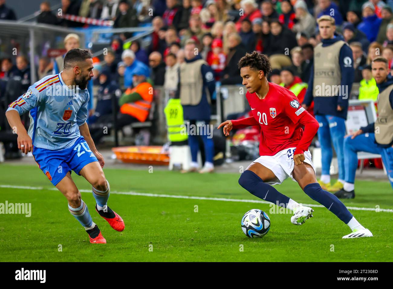 Oslo, Norway, 15th October 2023. Norway's Antonio Nusa challenges Spain's Dani Carvajal in the Euro 2024 Qualification match between Norway and Spain at Ullevål Stadium in Oslo.  Credit: Frode Arnesen/Alamy Live News Stock Photo