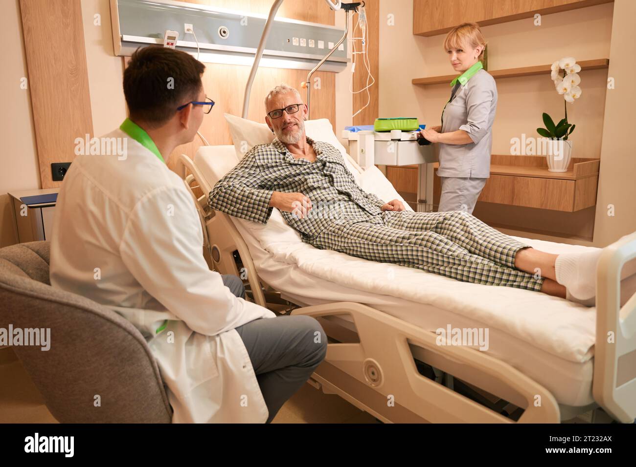 Doctor communicates old patient hi-res stock photography and images - Alamy