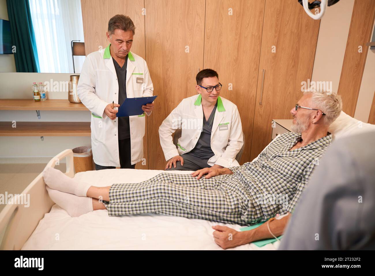 Doctor communicates old patient hi-res stock photography and images - Alamy