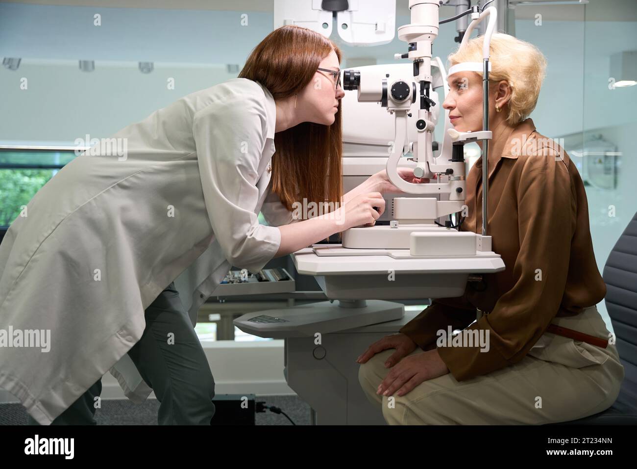 Specialist ophthalmologist uses a diopter meter in his work Stock Photo Alamy