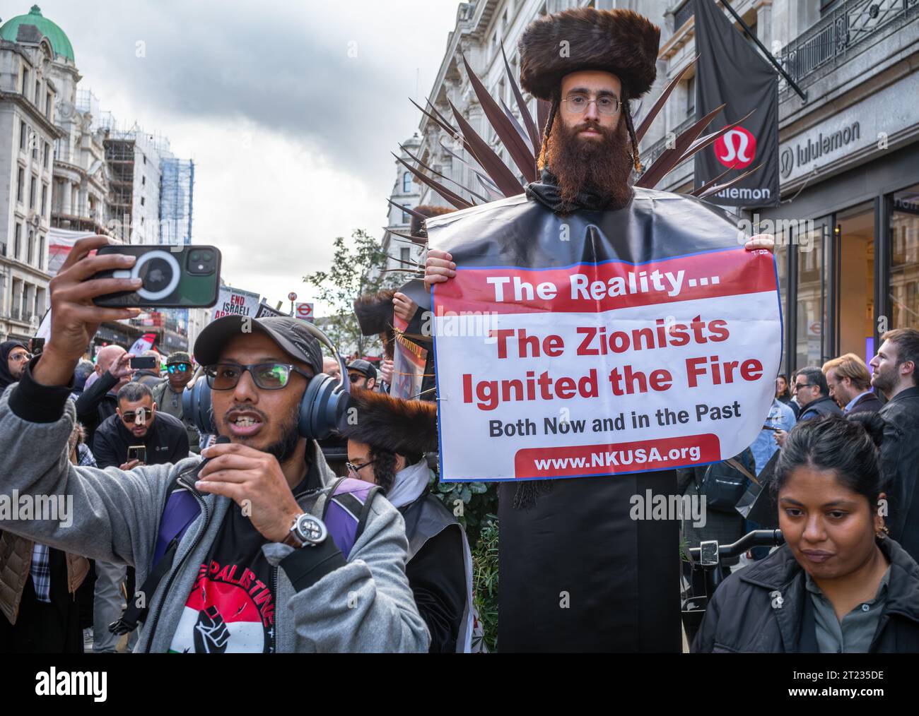 London, UK. 14 Oct 2023: A muslim man stops to take a selfie with a man from the anti-Zionist Haredi Jewish group Neturei Karta, or Guardians of the C Stock Photo