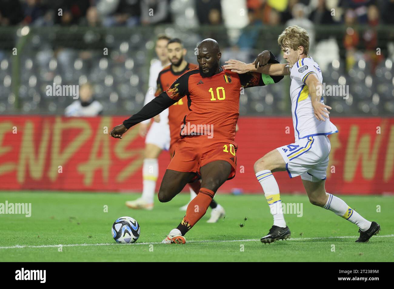 Brussels, Belgium. 16th Oct, 2023. Belgium's Romelu Lukaku and Sweden's Filip Helander fight for the ball during a soccer game between Belgian national soccer team Red Devils and Sweden, Sunday 15 October 2023 in Brussels, match 7/8 in Group F of the Euro 2024 qualifications. BELGA PHOTO BRUNO FAHY Credit: Belga News Agency/Alamy Live News Stock Photo