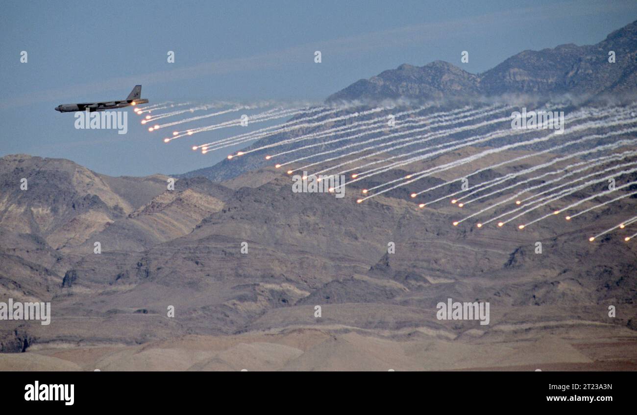 ein-langstreckenbomber-der-us-air-force-vom-typ-boeing-b-52-stratofortress-beim-abwurf-von-leuchtteuschkrpern-flares-in-der-wste-von-nevada-nellis-test-and-gunnery-range-ein-langstreckenbomber-der-us-air-force-vom-typ-boeing-b-52-stratofortress-beim-abwurf-von-leuchtteuschkrpern-in-der-wste-von-nevada-nellis-test-and-gunnery-range-indian-springs-nevada-vereinigte-staaten-von-amerika-a-us-air-force-boeing-b-52-stratofortress-long-range-bomber-dropping-flares-flares-in-the-nevada-nellis-test-and-gunnery-range-nevada-nellis-test-and-gunnery-range-indian-springs-nevada-united-states-2T23A3N.jpg