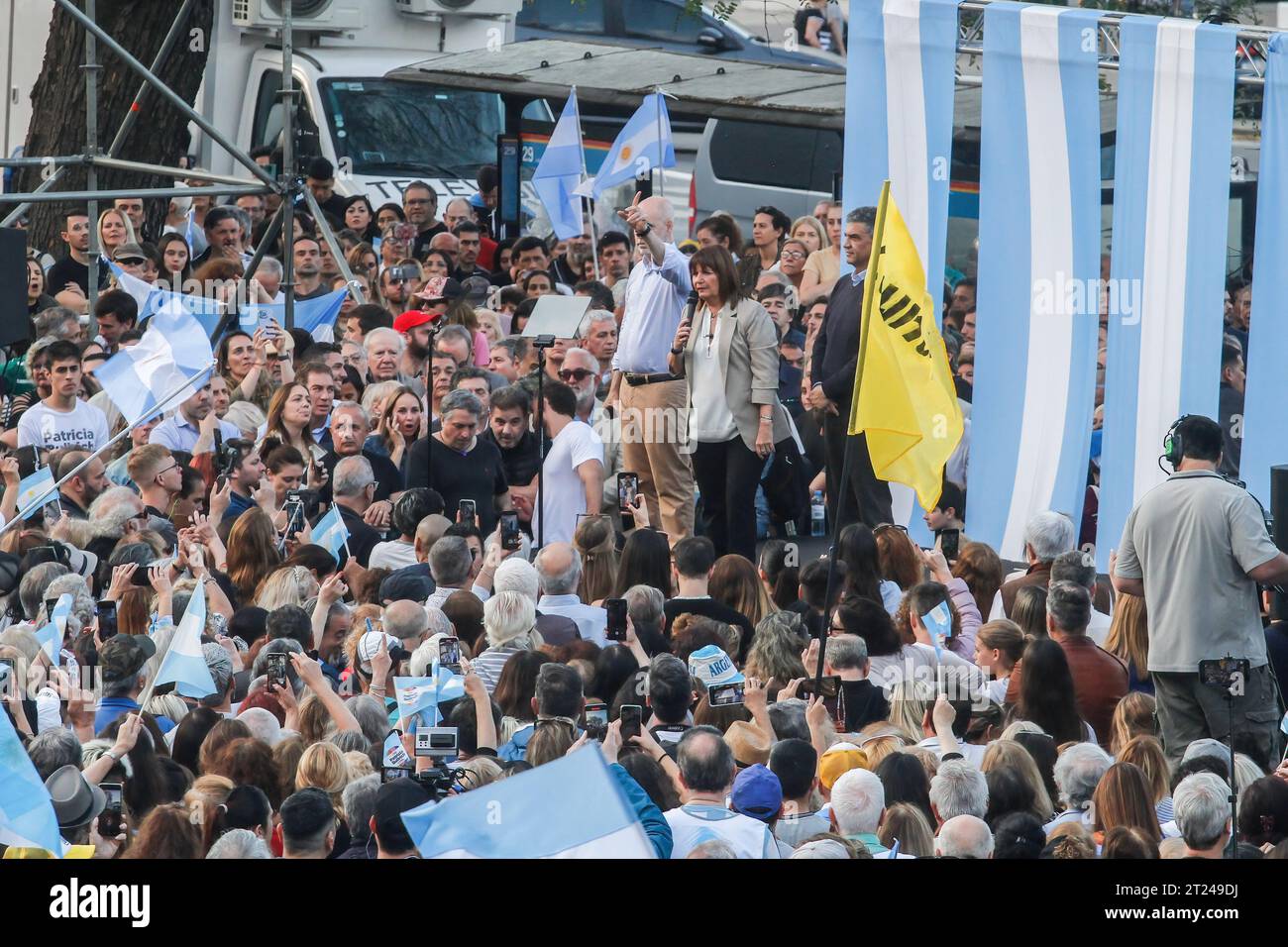 Barrancas De Belgrano, Argentina. 16th Oct, 2023. Supporters with Argentine flags attend the first closing ceremony of Patricia Bullrich's campaign. First closing of Patricia Bullrich's campaign ahead of the Argentine presidential elections on October 22, 2023. (Photo by Cristobal Basaure Araya/SOPA Images/Sipa USA) Credit: Sipa USA/Alamy Live News Stock Photo