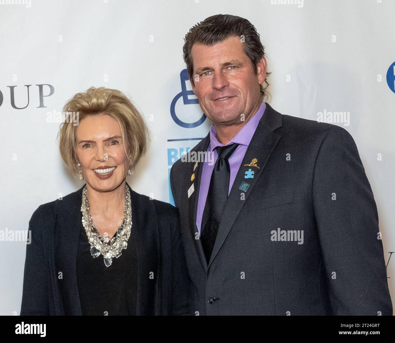 New York, USA. 16th Oct, 2023. (L-R) Lesley Visser and Scott Erickson arrive on the red carpet for the Buoniconti Fund To Cure Paralysis' 38th Annual Great Sports Legends Dinner at the Marriott Marquis in New York, New York, on Oct. 16, 2023. (Photo by Gabriele Holtermann/Sipa USA) Credit: Sipa USA/Alamy Live News Stock Photo