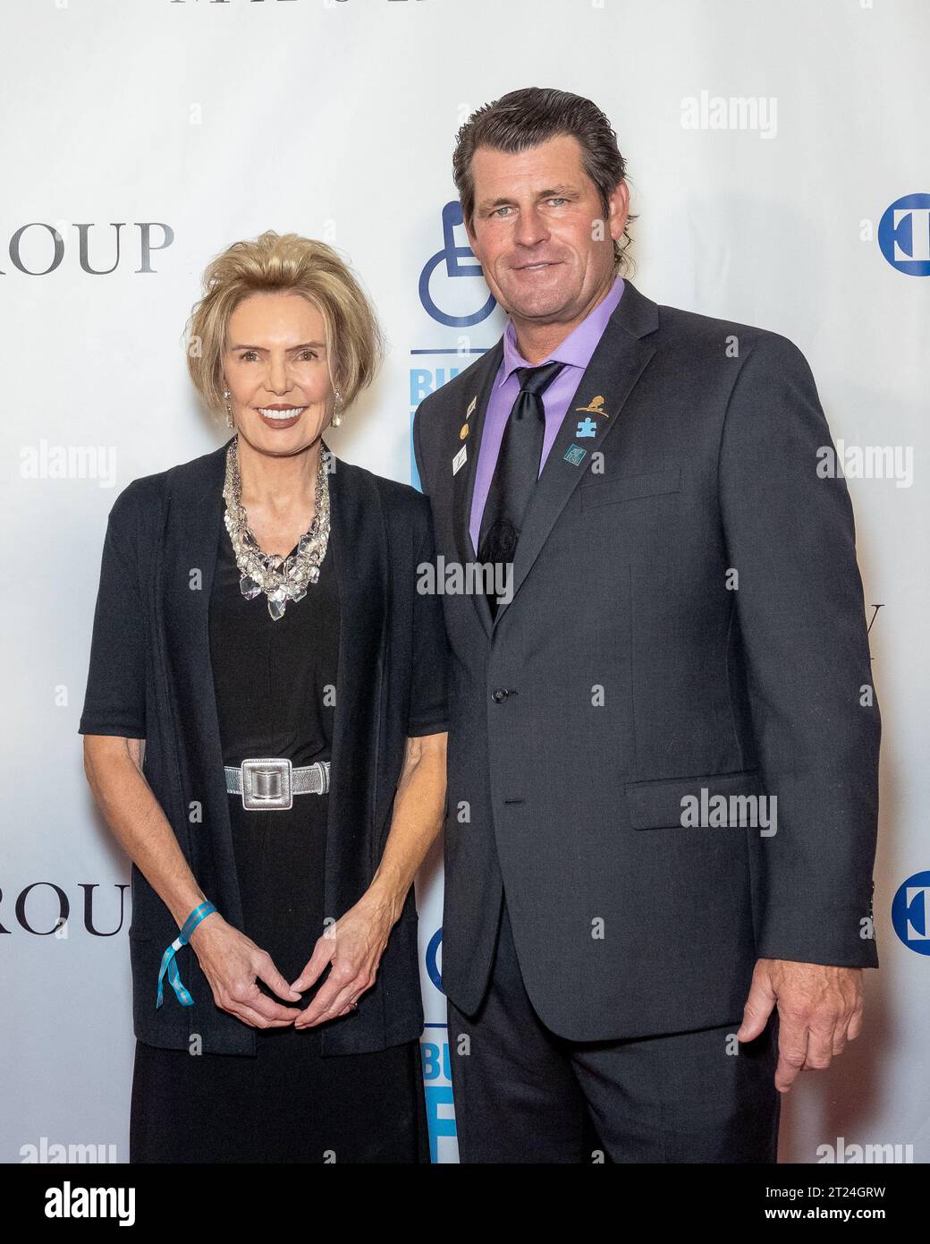 New York, USA. 16th Oct, 2023. (L-R) Lesley Visser and Scott Erickson arrive on the red carpet for the Buoniconti Fund To Cure Paralysis' 38th Annual Great Sports Legends Dinner at the Marriott Marquis in New York, New York, on Oct. 16, 2023. (Photo by Gabriele Holtermann/Sipa USA) Credit: Sipa USA/Alamy Live News Stock Photo