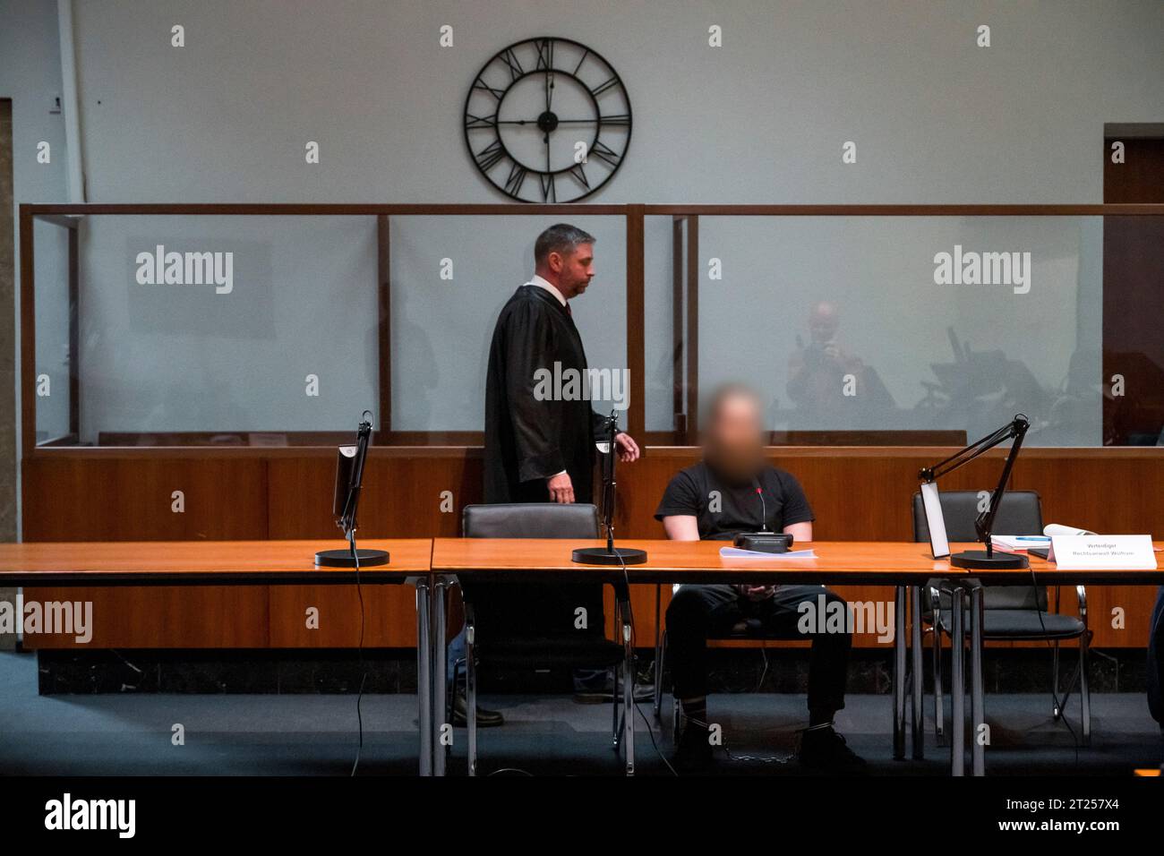 Hof, Germany. 17th Oct, 2023. The 20-year-old defendant (r) sits next ...