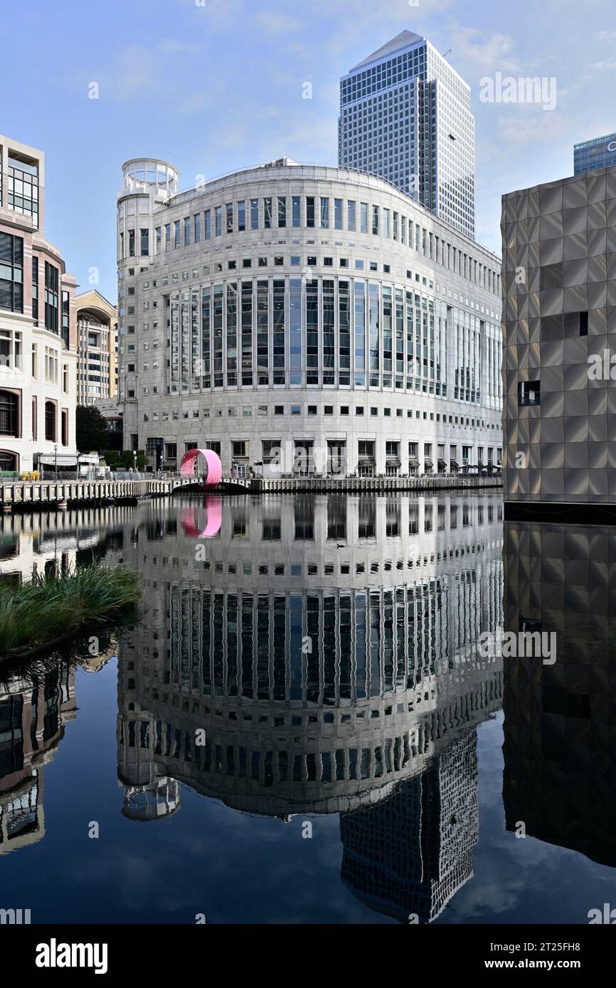 20 Cabot Square and West India Middle Dock, Mackenzie Walk, South Colonnade, Canary Wharf, East London, United Kingdom Stock Photo
