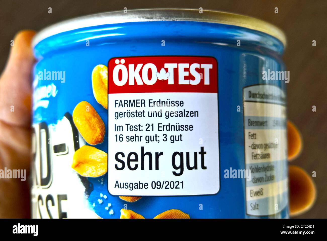 Öko-Test ist ein deutschsprachiges Verbrauchermagazin, das zu rund 78 Prozent zur Medien-Holding der SPD gehört. Es erscheint seit April 1985 monatlich im gleichnamigen Verlag. Bis 1992 hiess die Zeitschrift Öko-Test-Magazin. Ausserdem erscheinen im Verlag die Publikationen Öko-Test Ratgeber, Öko-Test Spezial sowie Öko-Test Jahrbücher. Ökotest sehr gut, Farmer Erdnüsse geröstet - von Aldi *** Öko Test is a German-language consumer magazine, around 78 percent of which belongs to Medien Holding der SPD It has been published monthly since April 1985 by the publishing house of the same name Until Stock Photo