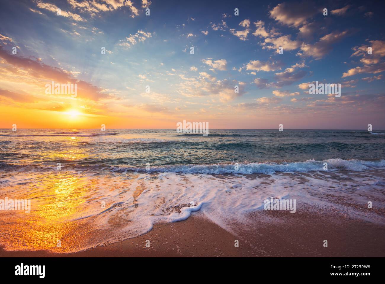 Sunrise over ocean thailand hi-res stock photography and images - Alamy
