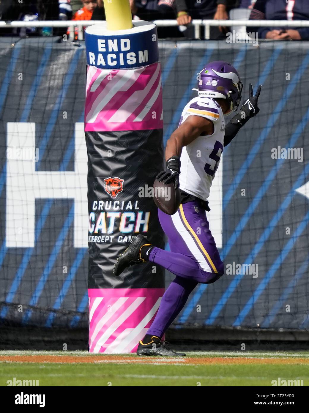 Minnesota Vikings linebacker Jordan Hicks gestures towards the fans as ...