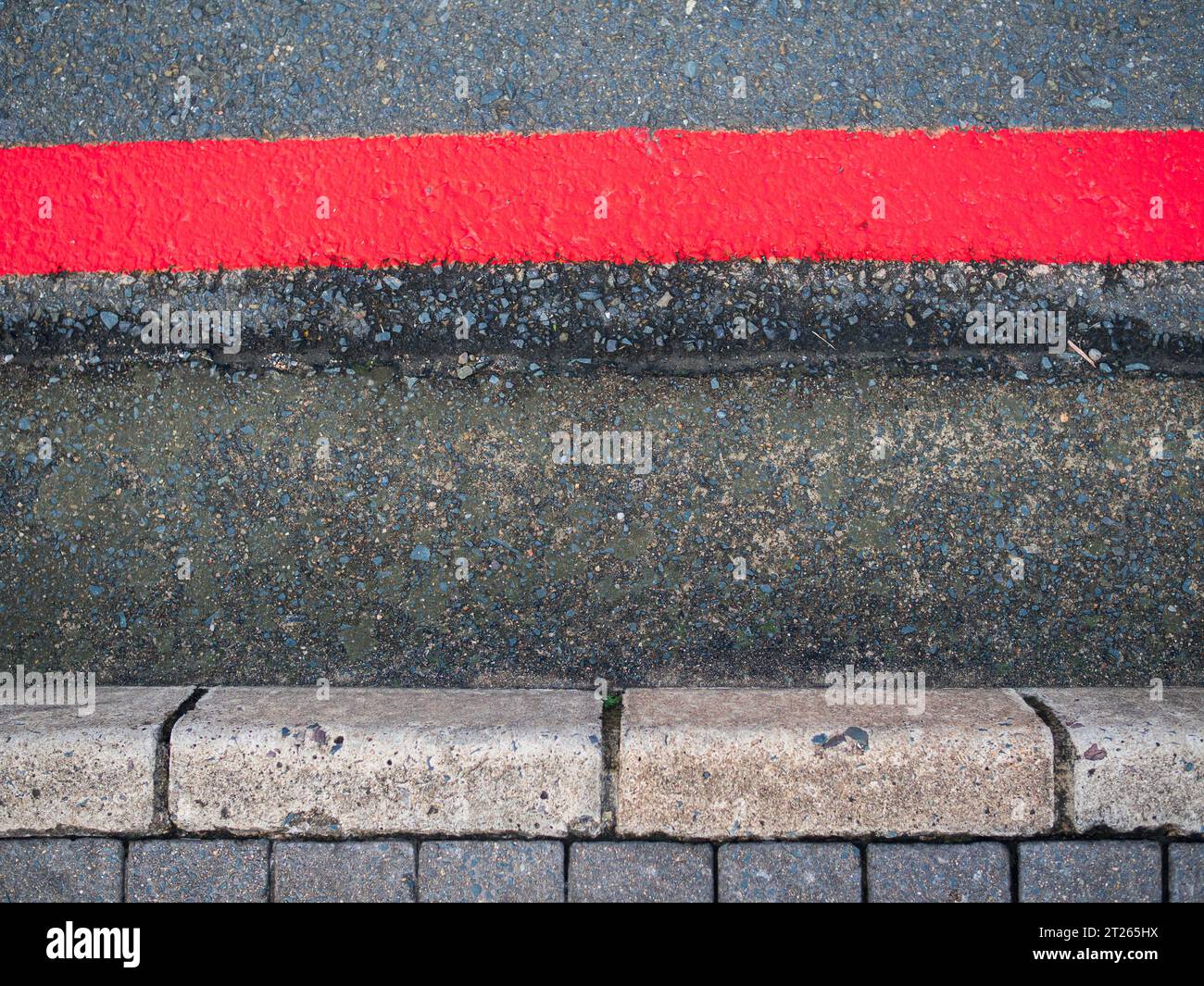 Single red no stopping line Stock Photo - Alamy