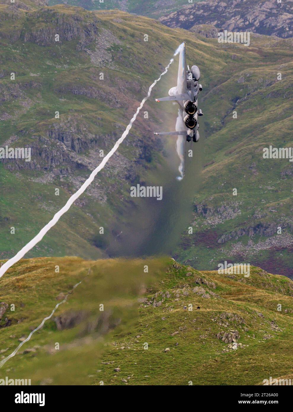 USAF F-15E Strike Eagle from RAF Lakenheath 48th Fighter Wing, at 500ft/500knots low level through Honister Pass in the Lake District Stock Photo