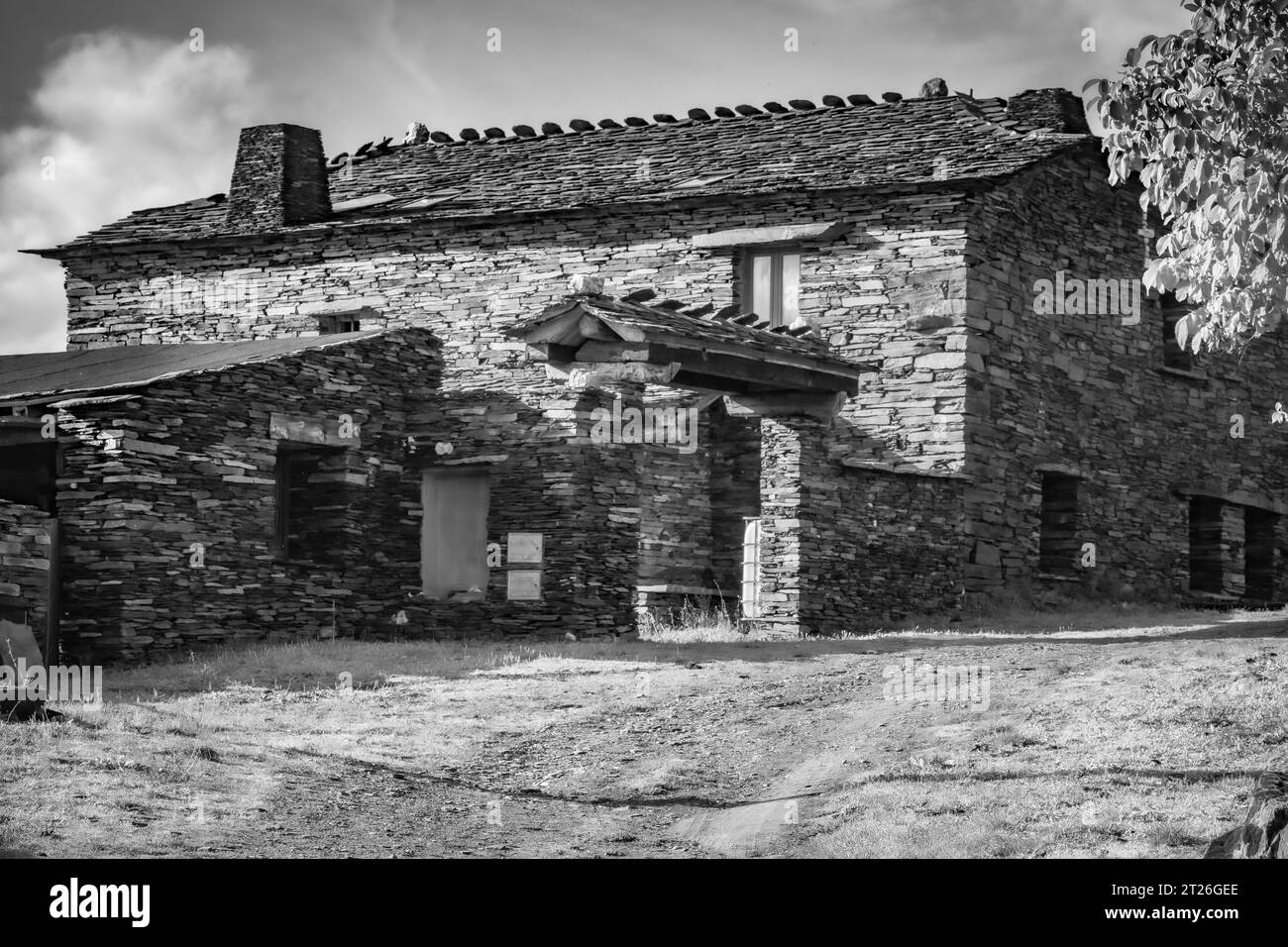 stone-house-in-the-middle-of-the-countryside-typical-house-of-the