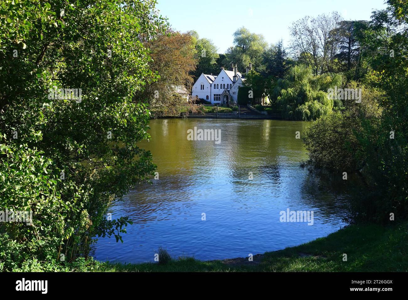 Attractive period home on the Thames at Wraysbury Stock Photo Alamy