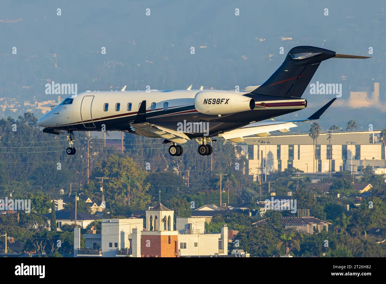 N598FX Bombardier Challenger 350 landing at Los Angeles International
