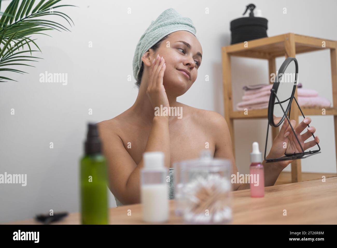 Lady at her dressing table hi-res stock photography and images - Alamy Lady at her dressing table hi-res stock photography and images - Alamy