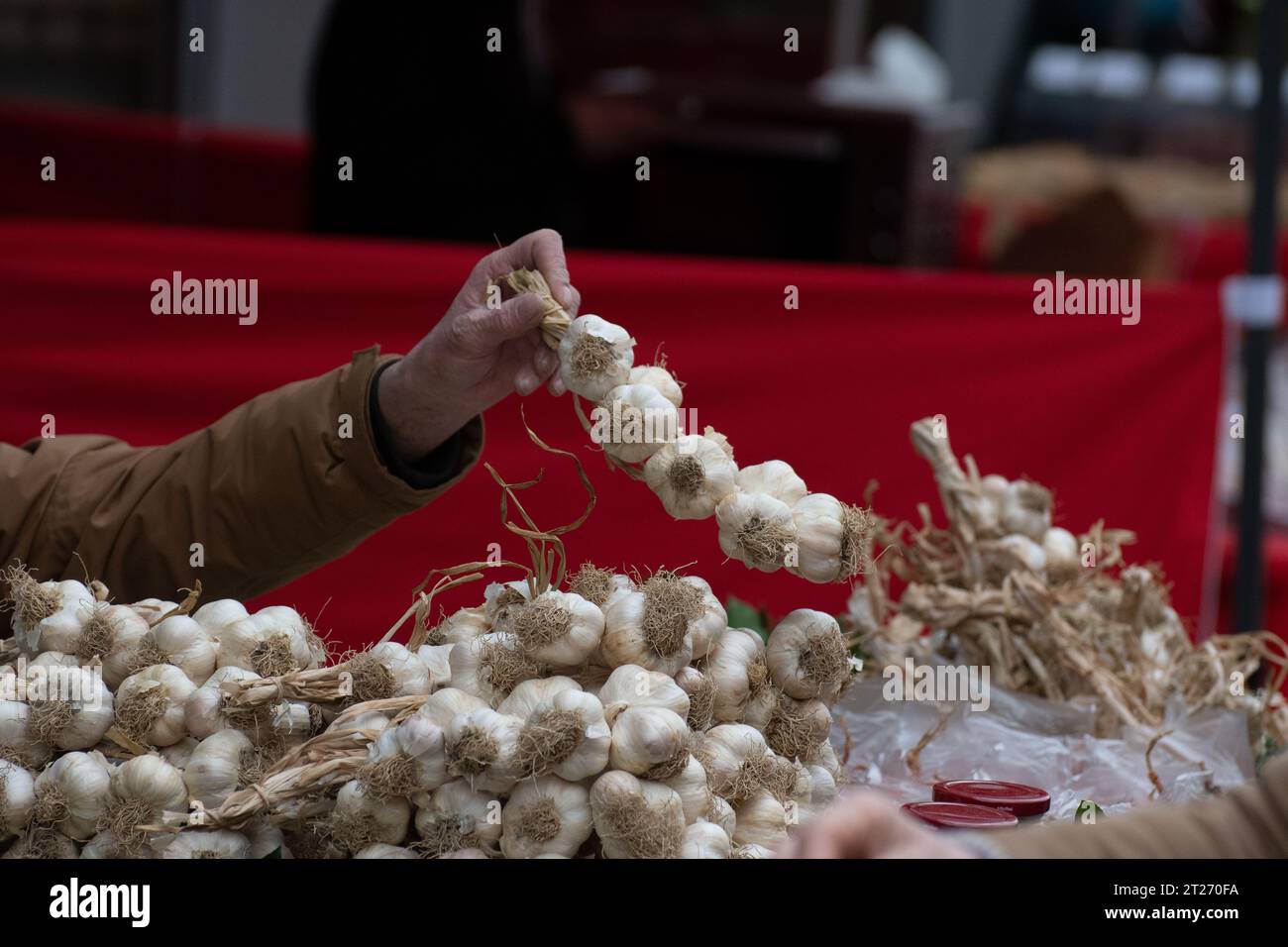 Garlic vendor hi-res stock photography and images - Alamy