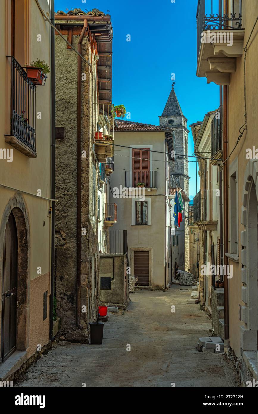 Characteristic view of the narrow Via Fontana, in the background the bell tower of the church of San Martino. Gagliano Aterno, Abruzzo Stock Photo