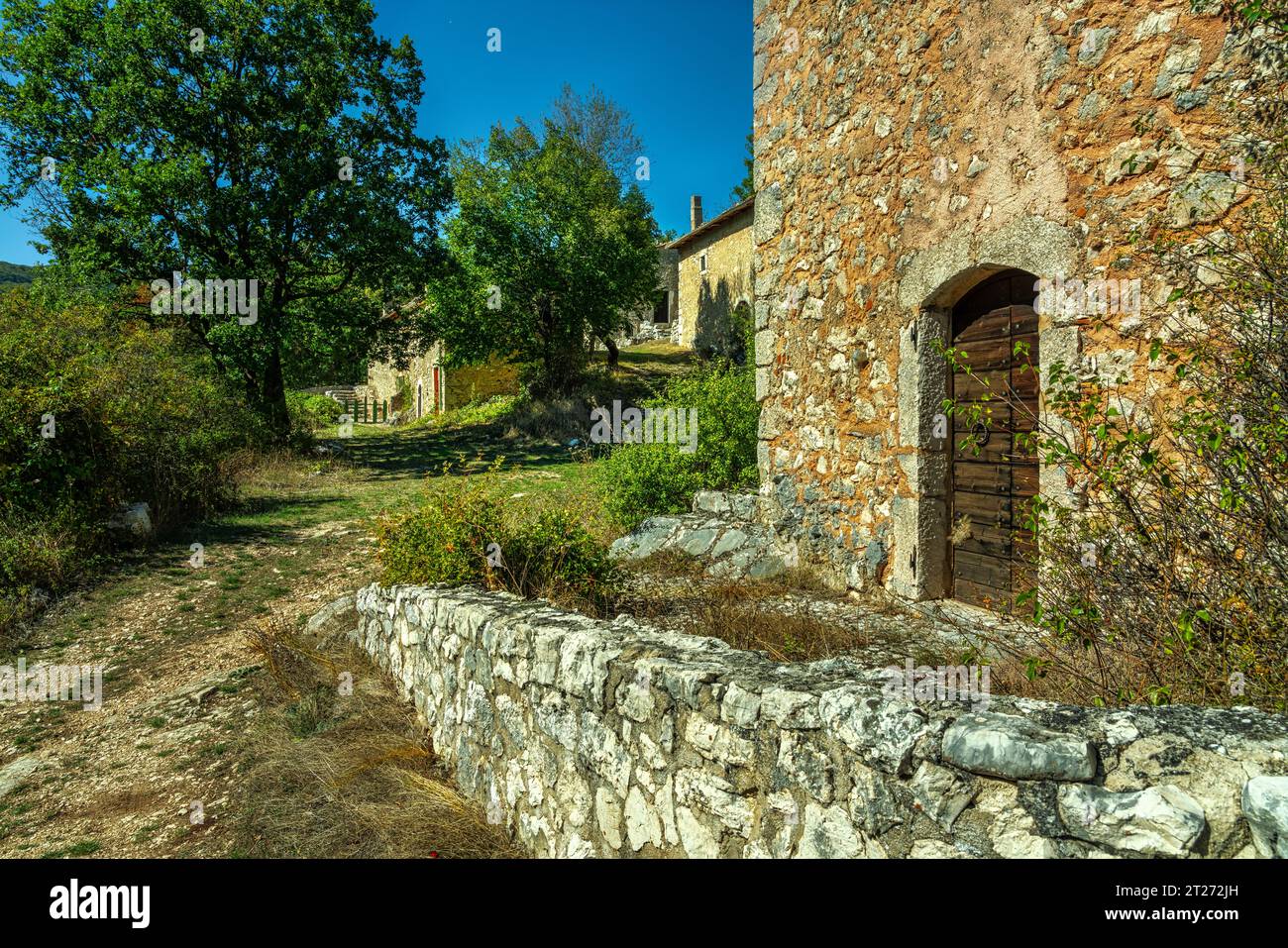 Ancient agricultural-pastoral mountain communities. Old stone houses. Pagliare di Fontecchio, province of L'Aquila, Abruzzo, Italy, Europe Stock Photo