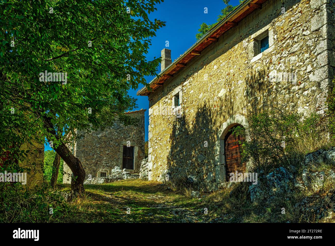 Ancient agricultural-pastoral mountain communities. Old stone houses. Pagliare di Fontecchio, province of L'Aquila, Abruzzo, Italy, Europe Stock Photo