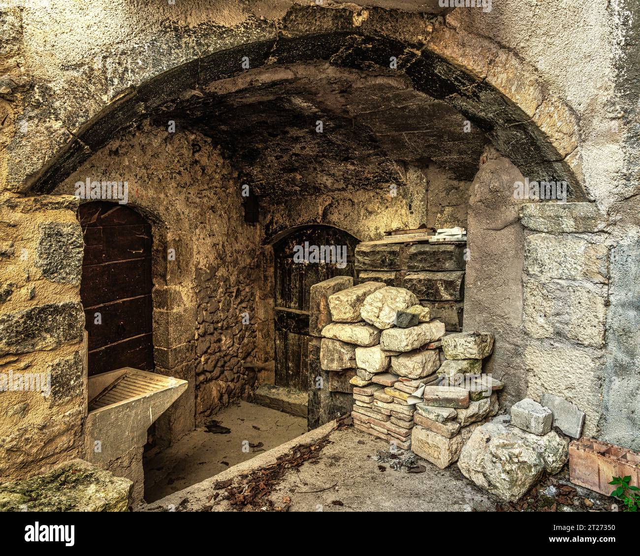 Entrance covered by an arch to the cellars of an ancient medieval house in Santa Maria del Ponte. Santa Maria del Ponte.Tione degli Abruzzi, Abruzzo Stock Photo