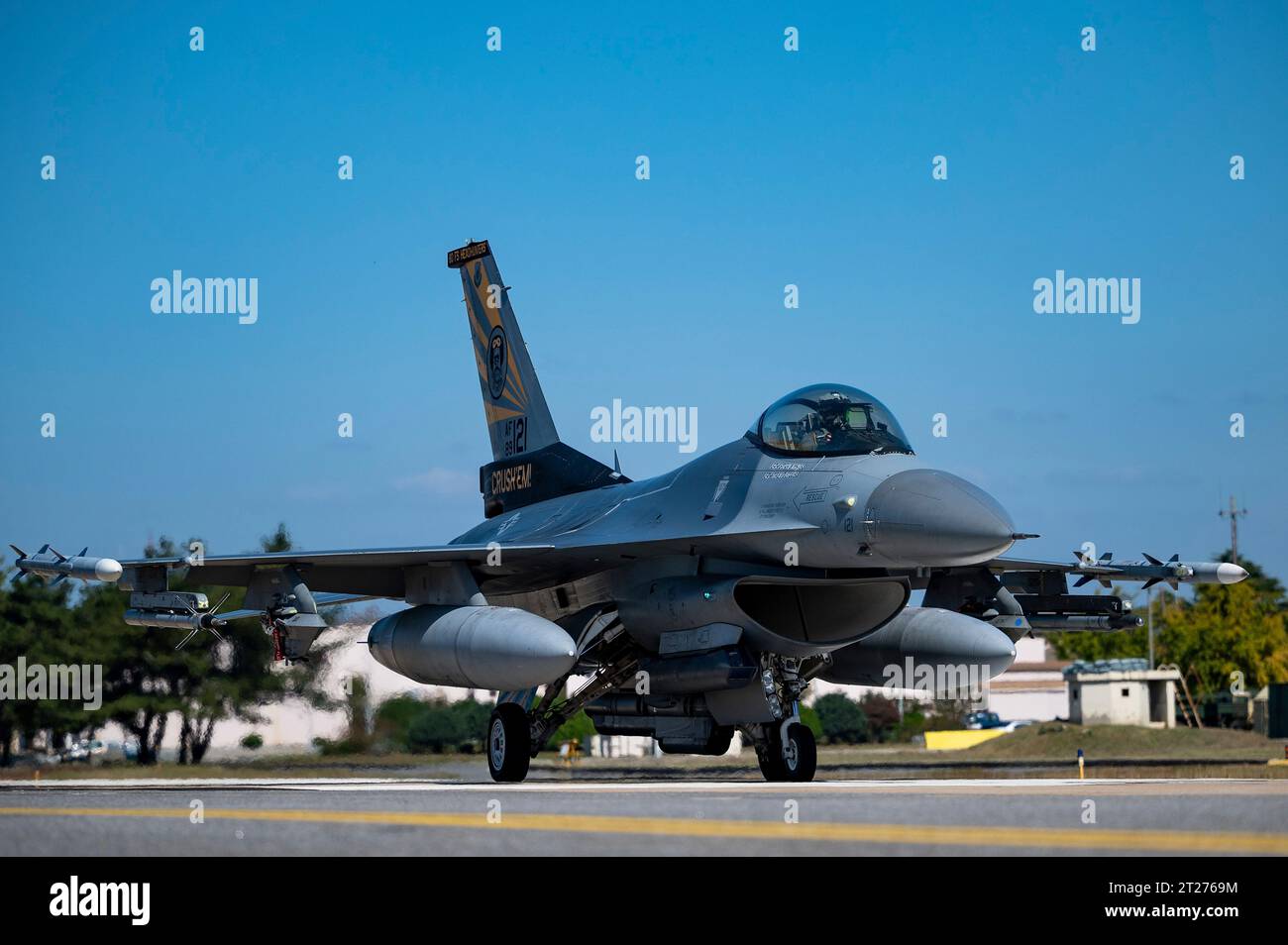 Gunsan, South Korea. 16th Oct, 2023. A U.S. Air Force F-16C Fighting Falcon fighter aircraft assigned to the Headhunters of the 80th Fighter Squadron taxis after landing at Kunsan Air Base, October 16, 2023 in Gunsan, South Korea. Credit: SSgt. Samuel Earick/U.S Air Force/Alamy Live News Stock Photo