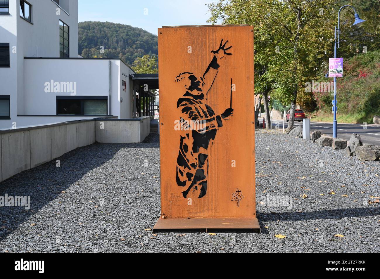 Kunst Metallplatte vor Pflegeeinrichtung SERVIOR, mit 15 Einrichtungen der größte Dienstleister im Seniorenbereich in Luxemburg Vianden. Schlassbléck *** Art metal plate in front of care facility SERVIOR, with 15 facilities the largest provider of services to the elderly in Luxembourg Vianden Schlassbléck. Credit: Imago/Alamy Live News Stock Photo