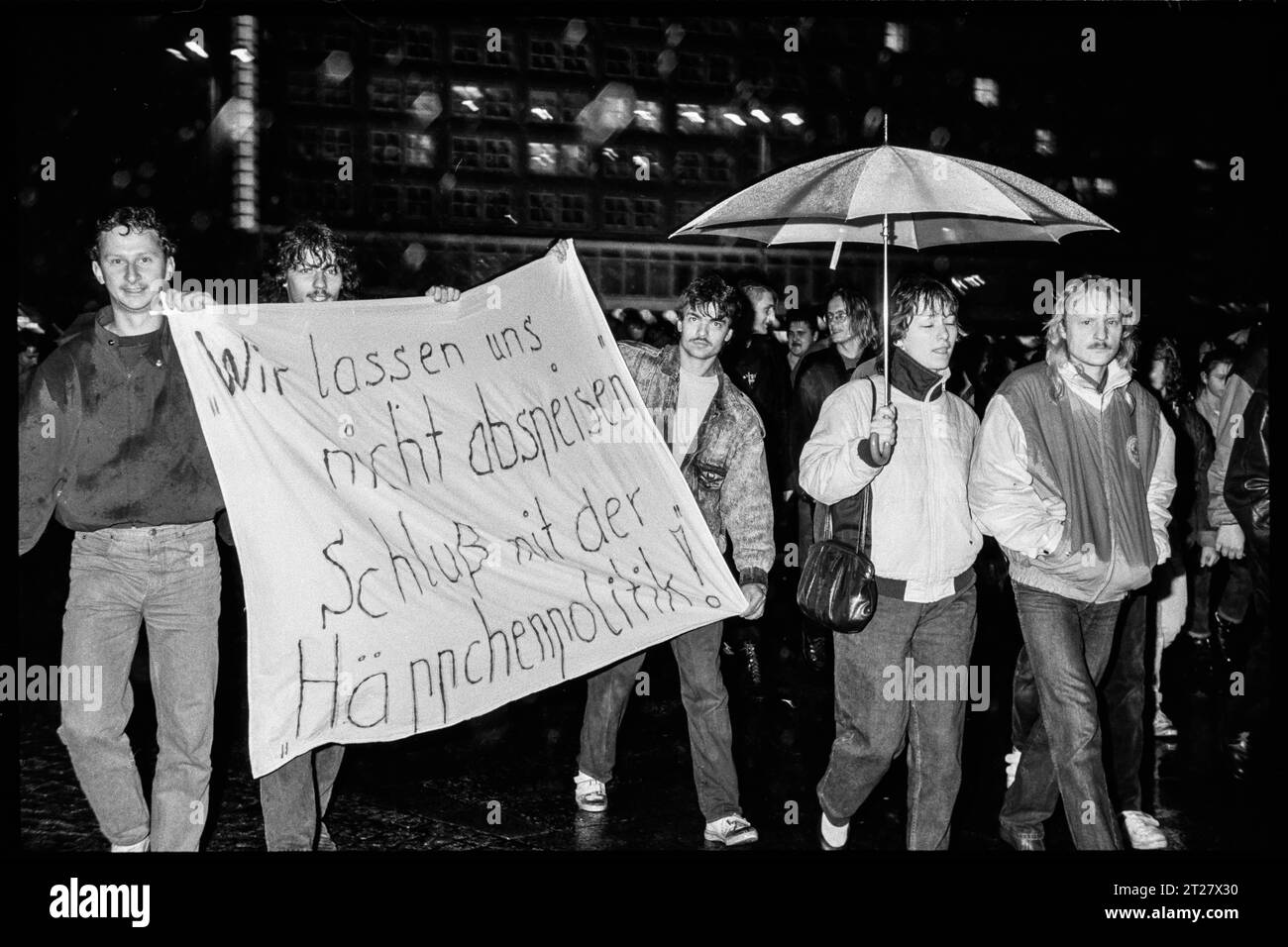 7. November 1989 in Ost Berlin Demo 7. November 1989 in Ost Berlin. Die letzte monatliche Demonstration gegen die Wahlfälschung am Das Fotos der Serie 7. November.1989 wurde auf dem Berliner Alexanderplatz aufgenommen. Im November 1989 fand hier die diese letzte Demonstration gegen die Fälschung der Ergebnisse der DDR-Kommunalwahlen am 07. Mai 1989 statt. Dass Wahlergebnisse gefälscht wurden, war in der DDR nichts Neues. Bei der Wahl Anfang Mai 1989 waren bei den Auszählungen Kritiker des Regimes als Wahlhelfer bei der Auszählung in mehreren Wahllokalen dabei. Leute, die sich mit anderen späte Stock Photo