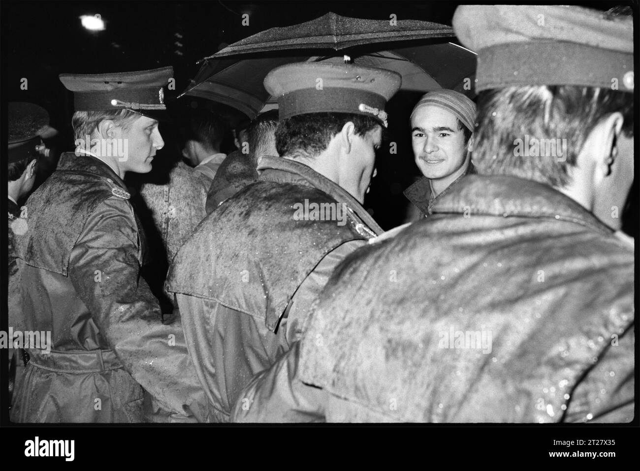 7. November 1989 in Ost Berlin Demo 7. November 1989 in Ost Berlin. Die letzte monatliche Demonstration gegen die Wahlfälschung am Das Fotos der Serie 7. November.1989 wurde auf dem Berliner Alexanderplatz aufgenommen. Im November 1989 fand hier die diese letzte Demonstration gegen die Fälschung der Ergebnisse der DDR-Kommunalwahlen am 07. Mai 1989 statt. Dass Wahlergebnisse gefälscht wurden, war in der DDR nichts Neues. Bei der Wahl Anfang Mai 1989 waren bei den Auszählungen Kritiker des Regimes als Wahlhelfer bei der Auszählung in mehreren Wahllokalen dabei. Leute, die sich mit anderen späte Stock Photo