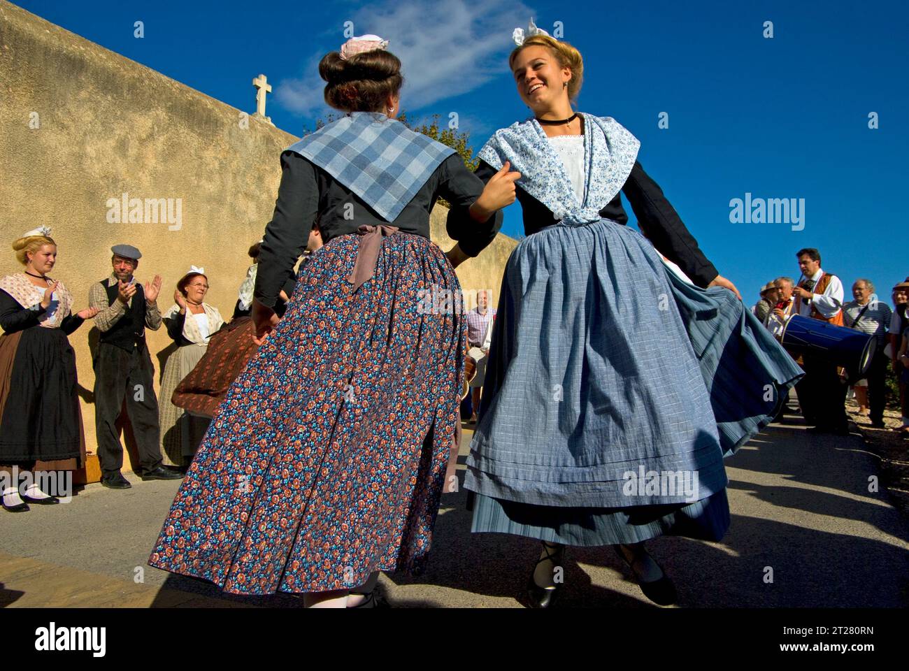 Smiling young women in Arlesienne costumes dancing during the grape harvest festival in Chusclan, eastern Gard, France Stock Photo - Alamy Smiling young women in Arlesienne costumes dancing during the grape harvest festival in Chusclan, eastern Gard, France Stock Photo - Alamy