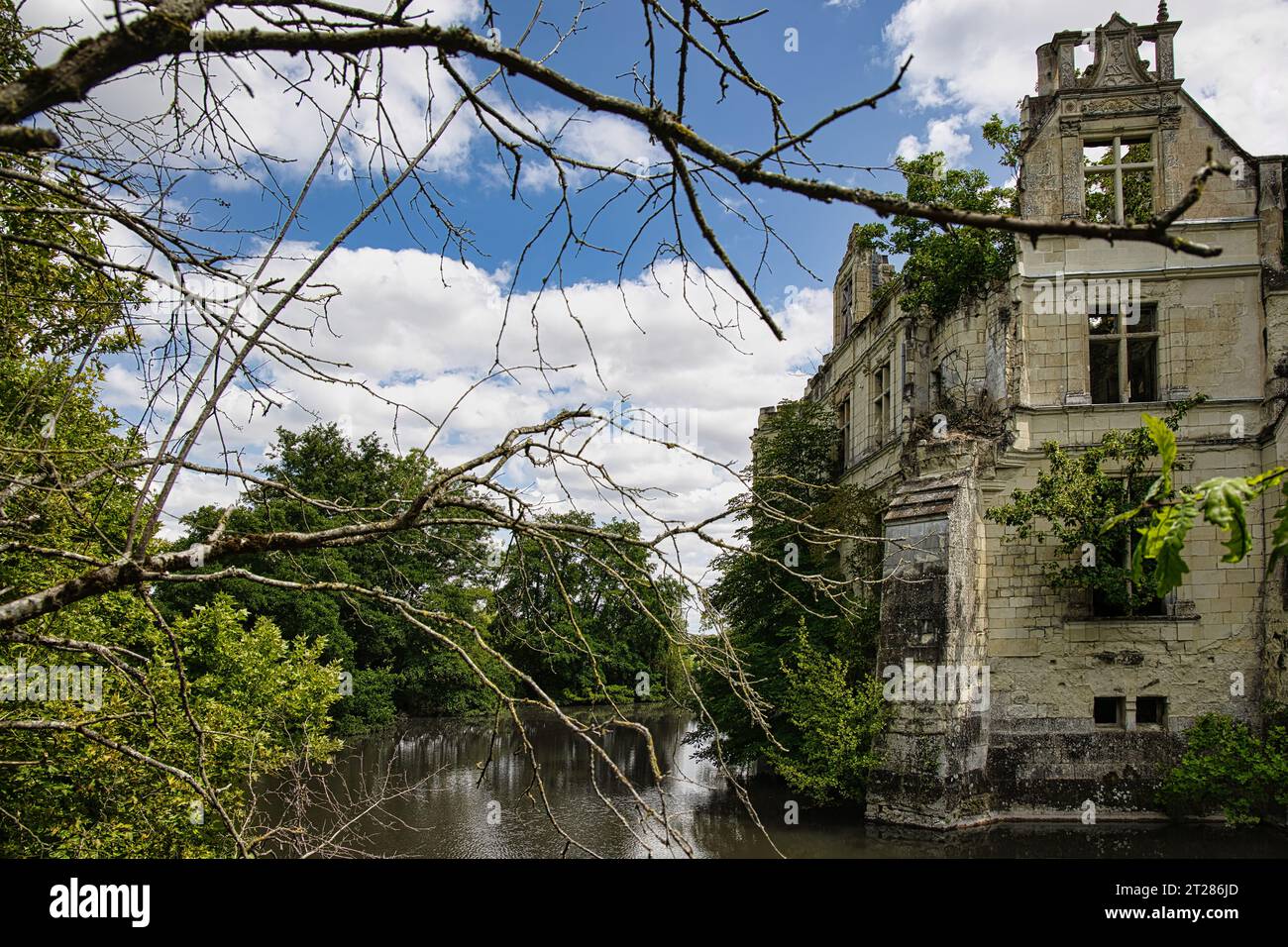 Château de la Mothe Chandeniers east wing view Stock Photo - Alamy