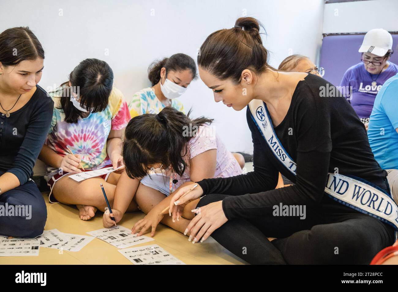 Bangkok, Thailand. 14th Oct, 2023. Tharina Botes, Miss Thailand World 2023 is seen helping Thai kids learn English as a volunteer, at the Bangkok Community Help Foundation Learning and Development Center, at Klong Toei, in Bangkok. Miss Thailand World 2023, Tharina Botes, mixed Thai-South African heritage joined as a volunteer in a free weekly English program for kids and adults, organized by the Bangkok Community Help Foundation, at Klong Toei, Bangkok's biggest slum. (Photo by Nathalie Jamois/SOPA Images/Sipa USA) Credit: Sipa USA/Alamy Live News Stock Photo