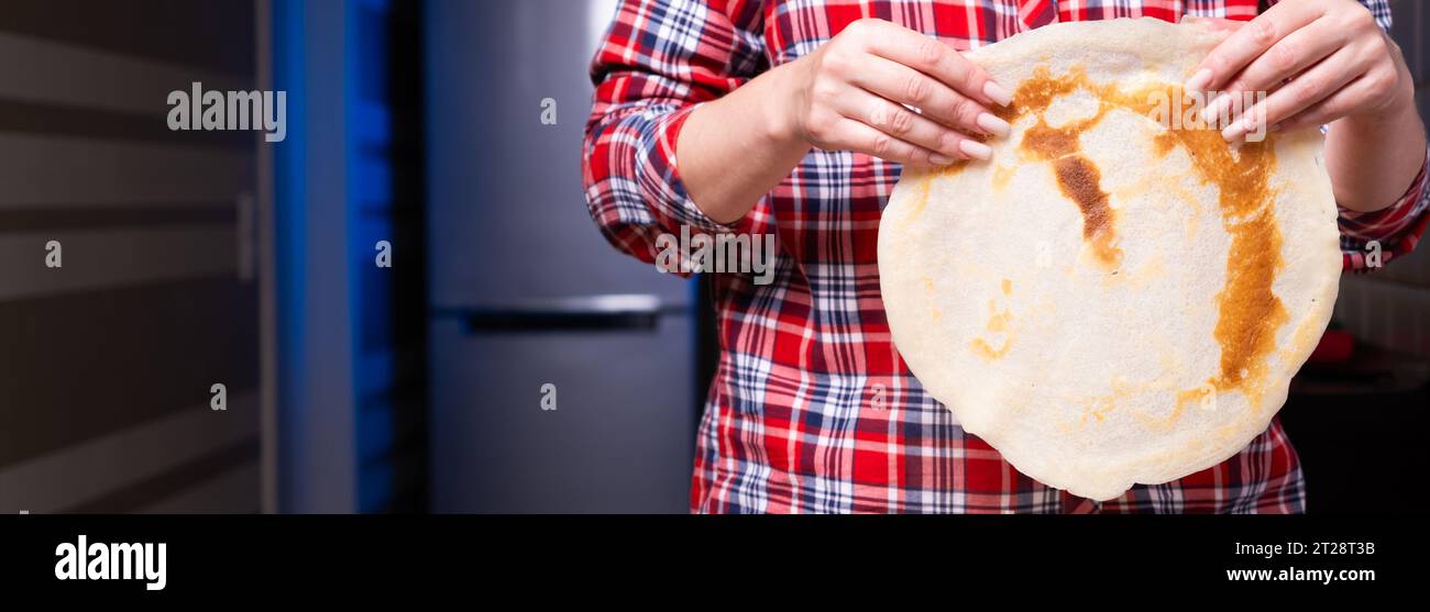 https://c8.alamy.com/comp/2T28T3B/woman-cooking-delicious-crepe-on-electric-pancake-maker-in-kitchen-closeup-2T28T3B.jpg