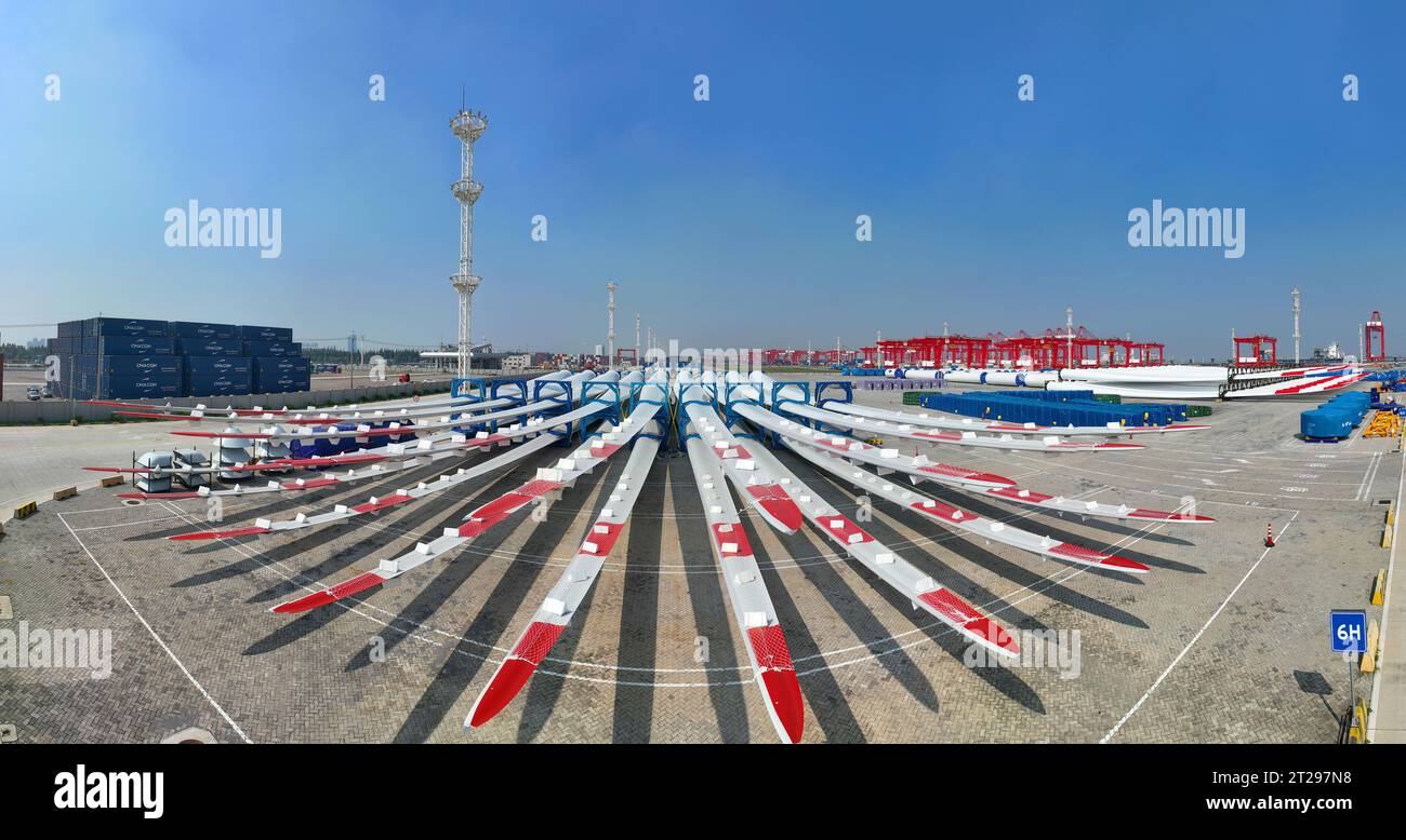 SUZHOU, CHINA - OCTOBER 18, 2023 - A batch of wind power blades, which will be sent for overseas installation, are seen at the Taicang Port Terminal y Stock Photo