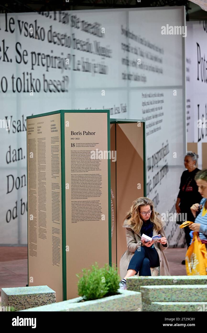 Fachbesucherin im Ehrengast - Pavillon Slowenien der Frankfurter Buchmesse Foto vom 18.10.2023. Die 75. Frankfurter Buchmesse oeffnet am 18.10.2023 ihre Pforten. Die ersten beiden Messetage sind Fachpublikum vorbehalten, von Freitag bis Sonntag oeffnet die Literaturschau fuer alle Interessierten. Die Frankfurter Buchmesse ist nach eigenen Angaben das international groesste Zusammentreffen in der Publishing-Branche. Gastland in diesem Jahr ist Slowenien. Siehe epd-Meldung vom 18.10.2023 EDITORIAL USE ONLY *** Trade visitor in the Guest of Honor Pavilion Slovenia of the Frankfurt Book Fair Photo Stock Photo