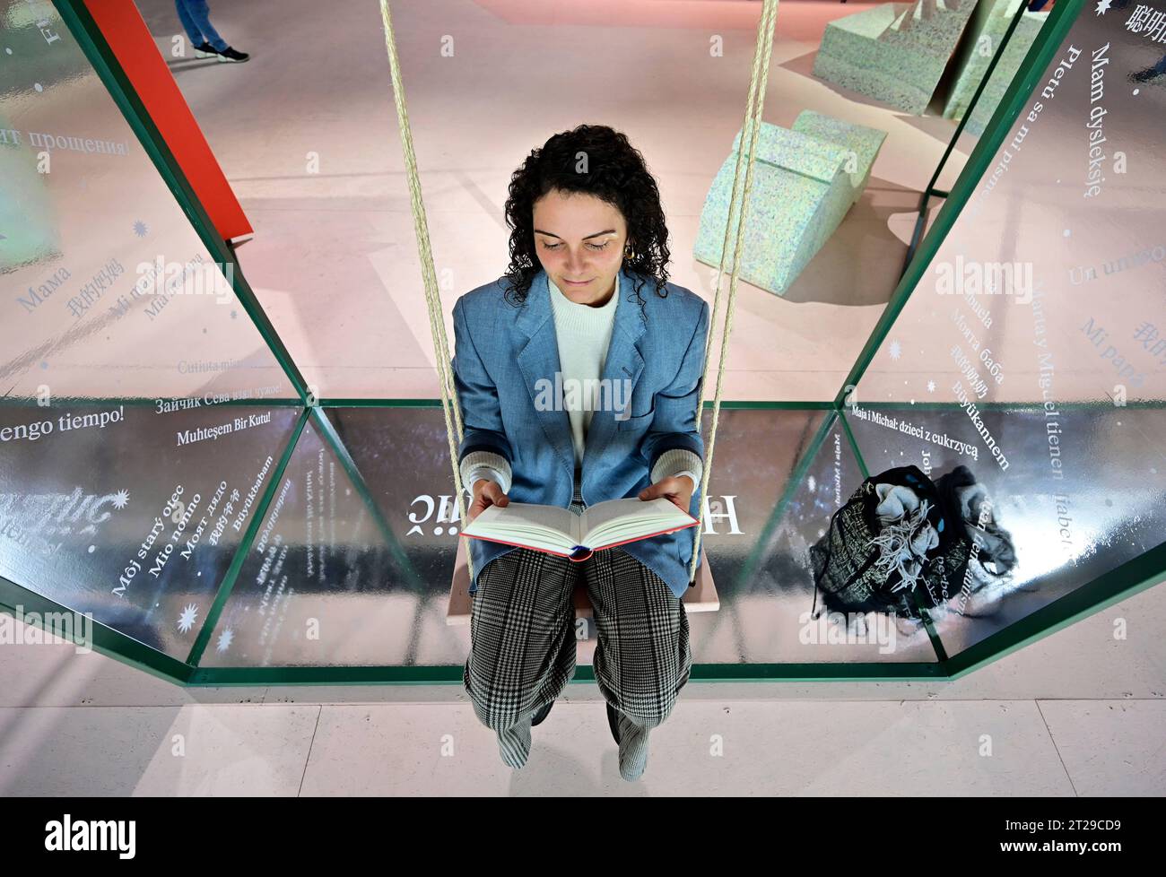 Fachbesucherin im Ehrengast - Pavillon Slowenien der Frankfurter Buchmesse Foto vom 18.10.2023. Die 75. Frankfurter Buchmesse oeffnet am 18.10.2023 ihre Pforten. Die ersten beiden Messetage sind Fachpublikum vorbehalten, von Freitag bis Sonntag oeffnet die Literaturschau fuer alle Interessierten. Die Frankfurter Buchmesse ist nach eigenen Angaben das international groesste Zusammentreffen in der Publishing-Branche. Gastland in diesem Jahr ist Slowenien. Siehe epd-Meldung vom 18.10.2023 EDITORIAL USE ONLY *** Trade visitor in the Guest of Honor Pavilion Slovenia of the Frankfurt Book Fair Photo Stock Photo